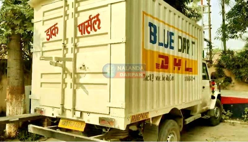 ब्लू डार्ट पार्सल सेवा की आड़ में शराब तस्करी, 2709 लीटर व्हिस्की जब्त, दो गिरफ्तार ब्लू डार्ट पार्सल सेवा की आड़ में शराब तस्करी, 2709 लीटर व्हिस्की जब्त, दो गिरफ्तार