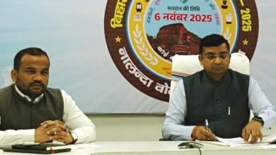 चुनाव कार्य में लापरवाहीः 7 शिक्षक समेत 15 कर्मी नपे, वेतन पर रोक, शो कॉज जारी 9 Negligence in election work 15 employees including 7 teachers held accountable salaries withheld show cause issued