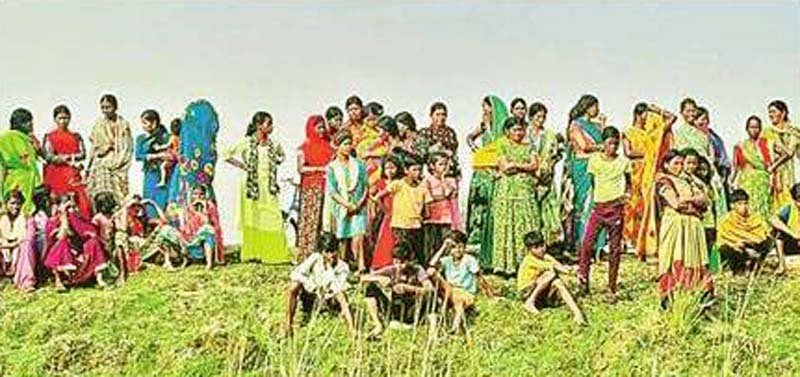 On seeing the Dial 112 vehicle the family members threw the body of the girl in the bushes and ran away