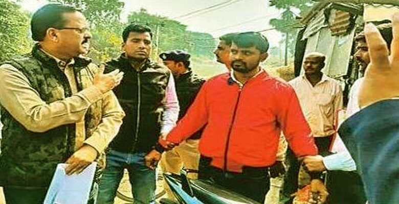 Patna Vigilance Department team caught a local employee red handed while taking bribe