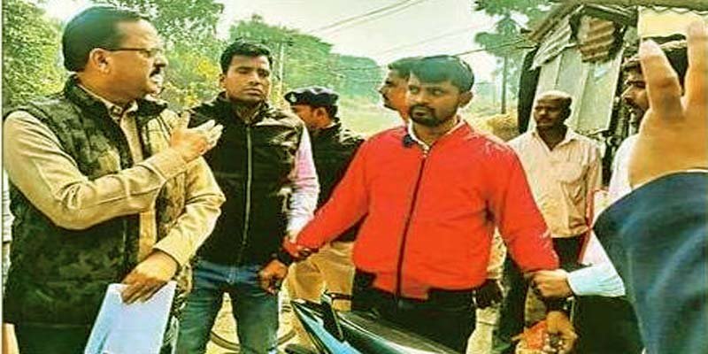 Patna Vigilance Department team caught a local employee red handed while taking bribe