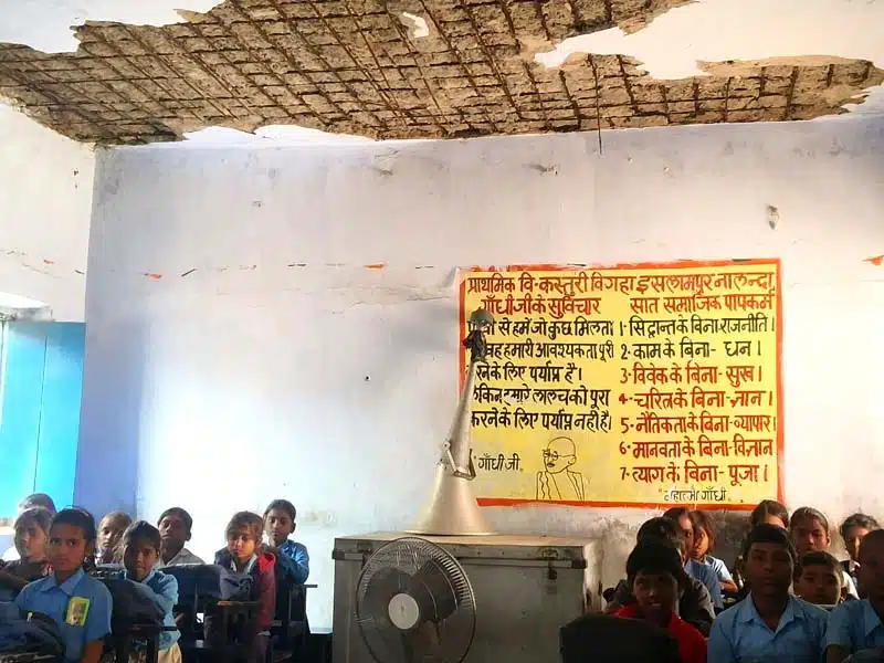 कस्तूरी बिगहा प्राथमिक विद्यालय में कभी भी हो सकता है बड़ा हादसा 2 A major accident could happen at Kasturi Bigha Primary School at any time 1