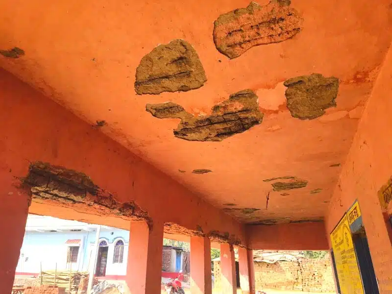 कस्तूरी बिगहा प्राथमिक विद्यालय में कभी भी हो सकता है बड़ा हादसा 3 A major accident could happen at Kasturi Bigha Primary School at any time 2