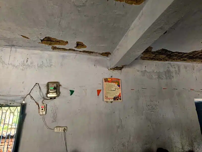 कस्तूरी बिगहा प्राथमिक विद्यालय में कभी भी हो सकता है बड़ा हादसा 4 A major accident could happen at Kasturi Bigha Primary School at any time