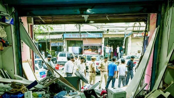 रामघाट बाजार में दुकान का शटर उखाड़कर फिर बड़ी चोरी रामघाट बाजार में दुकान का शटर उखाड़कर फिर बड़ी चोरी