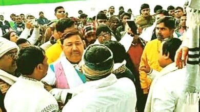 JDU workers clashed in front of the minister over the honoring of a cyber liquor mafia member