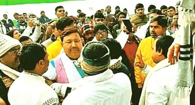 JDU workers clashed in front of the minister over the honoring of a cyber liquor mafia member