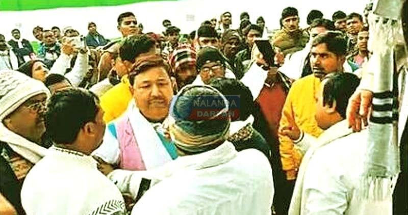 मंत्री के सामने साइबर-शराब माफिया को सम्मानित करने को लेकर भीड़े जदयू कार्यकर्ता! मंत्री के सामने साइबर-शराब माफिया को सम्मानित करने को लेकर भीड़े जदयू कार्यकर्ता!