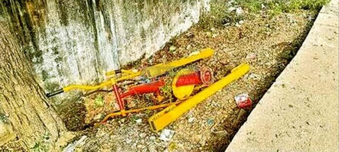 बर्बादीः राजगीर में सड़क किनारे ओपन जिम की हालत देखिए बर्बादीः राजगीर में सड़क किनारे ओपन जिम की हालत देखिए