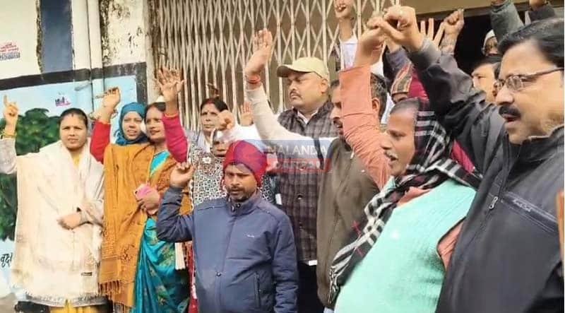 कार्यपालक पदाधिकारी की मनमानी पर भड़के वार्ड पार्षदों का धरना-प्रदर्शन कार्यपालक पदाधिकारी की मनमानी पर भड़के वार्ड पार्षदों का धरना-प्रदर्शन