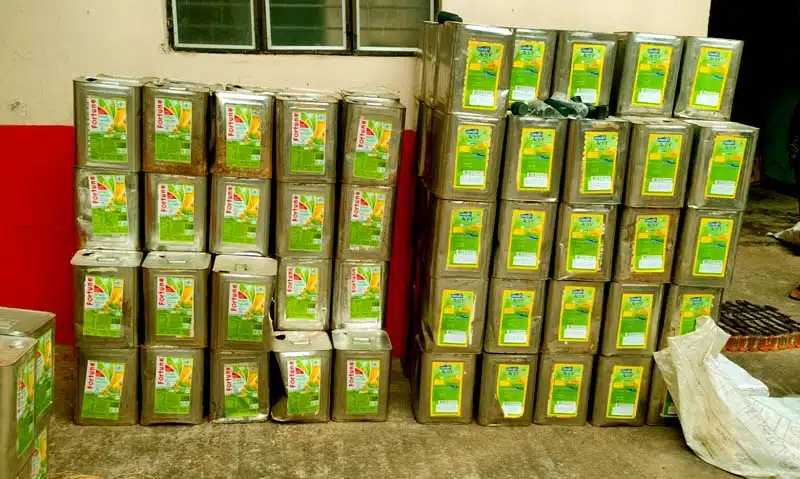 फॉर्च्यून के नाम पर नकली रिफाइन का बड़ा खेल उजागर, छापेमारी से मचा हड़कंप 2 A major racket involving counterfeit Fortune brand refined oil has been exposed causing panic after raids 2