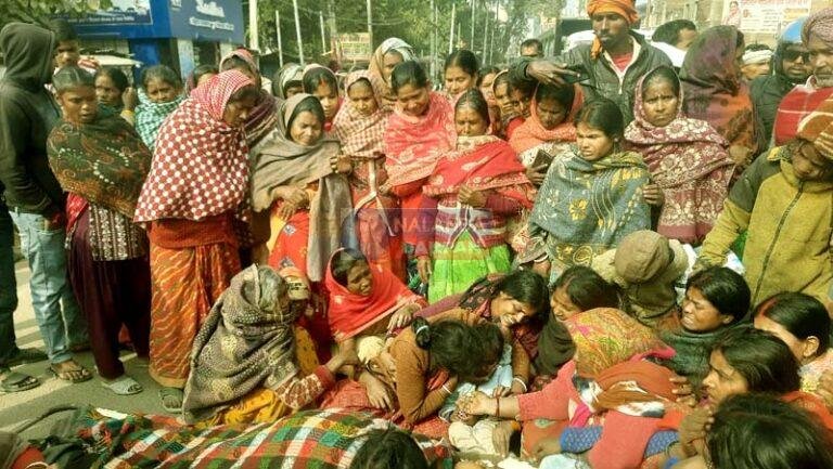 निजी नर्सिंग होम में गर्भवती की मौत के बाद सड़क पर फूटा परिजनों का गुस्सा