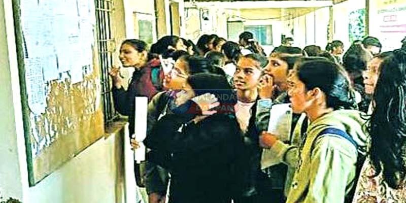 एसएस बालिका प्लस टू विद्यालय में एडमिट कार्ड के नाम पर छात्राओं से अवैध वसूली 1 Illegal extortion of money from students at SS Girls Plus Two School in the name of admit cards