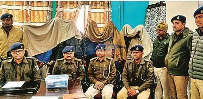 राजगीर में साइबर ठगों पर बड़ी कार्रवाई, 18 मोबाइल के साथ 10 आरोपी धराए राजगीर में साइबर ठगों पर बड़ी कार्रवाई, 18 मोबाइल के साथ 10 आरोपी धराए