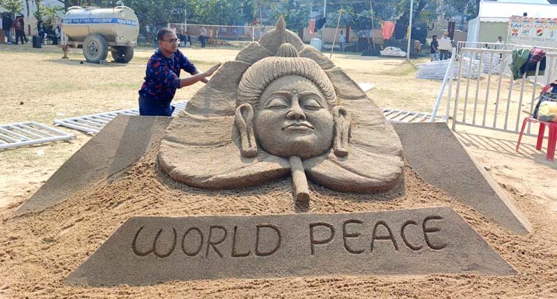 रेत से रचा विश्व शांति का संदेश, बोधगया में ऐतिहासिक बुद्ध प्रतिमा