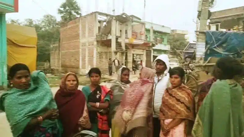 चेरो ओपी में तैनात सिपाही ने लड़की उठाया, जांच में जुटी हरनौत पुलिस 1 हरनौत थाना में छेड़खानी मामले को लेकर प्रदर्शन करते ग्रामीण और पीड़िता का परिवार