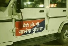 चेरो ओपी में तैनात सिपाही ने लड़की उठाया, जांच में जुटी हरनौत पुलिस 2 हरनौत छेड़खानी मामले की जांच करते पुलिस अधिकारी और सीसीटीवी फुटेज की पड़ताल