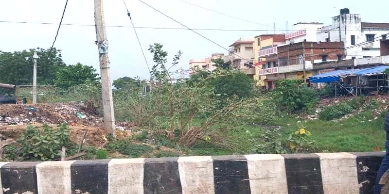 मुहाने नदी किनारे कचरा और अतिक्रमण की तस्वीर