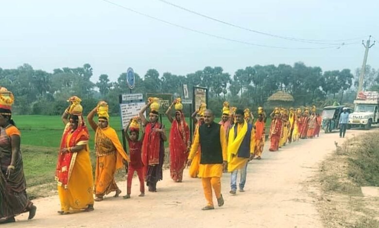 औंगारी धाम से पचलोवा देवी स्थान तक आस्था की यात्रा, अखंड कीर्तन शुरु 1 इस्लामपुर प्रखंड के पचलोवा गांव में धार्मिक आस्था और ग्रामीण एकता का अनूठा दृश्य