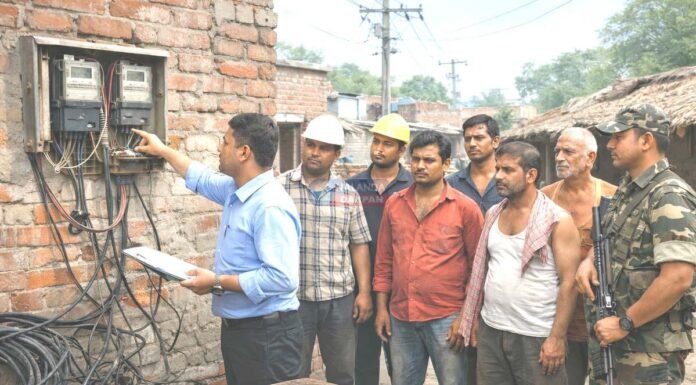 थरथरी में बिजली चोरी करते पांच लोग धराए, 2.32 लाख का जुर्माना, एफआईआर थरथरी में बिजली चोरी करते पांच लोग धराए, 2.32 लाख का जुर्माना, एफआईआर