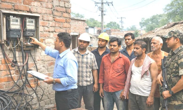 थरथरी में बिजली चोरी करते पांच लोग धराए, 2.32 लाख का जुर्माना, एफआईआर 1 tharthari bhatu vigha bijli chori chhapemari 5 log pakde gaye