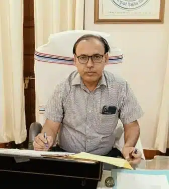 पूजा की थाली से खेतों तक पहुँची तुलसी, किसानों के लिए बनी ‘हरे सोने’ की फसल 2 वैज्ञानिक शिवनाथ दास