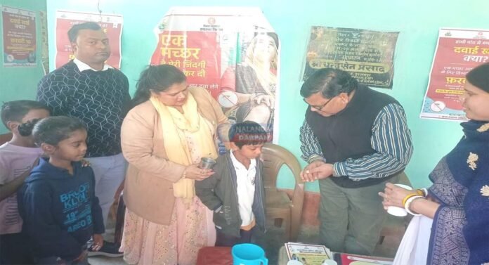 फलेरिया उन्मूलन अभियान का आगाज़, PHC प्रभारी ने बच्चों को पिलाई दवा फलेरिया उन्मूलन अभियान का आगाज़, PHC प्रभारी ने बच्चों को पिलाई दवा