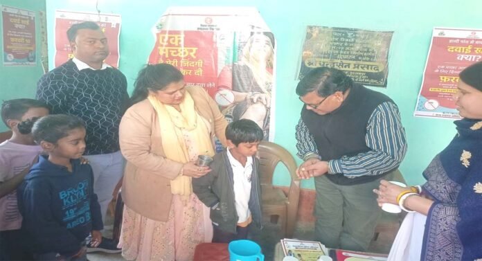 फलेरिया उन्मूलन अभियान का आगाज़, PHC प्रभारी ने बच्चों को पिलाई दवा