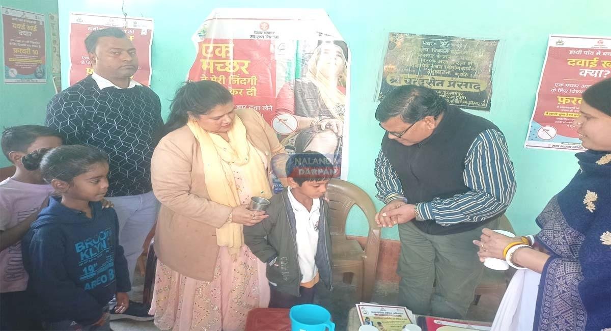 फलेरिया उन्मूलन अभियान का आगाज़, PHC प्रभारी ने बच्चों को पिलाई दवा 6 islampur filaria unmulan abhiyan nalanda