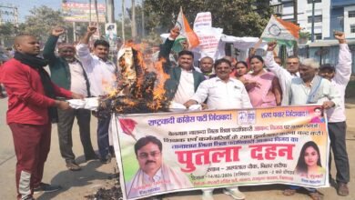 शिक्षकों से दुर्व्यवहार और फर्जी भुगतान का आरोप, जिला शिक्षा पदाधिकारी का पुतला फूंका 3 jila shiksha padhadhikari virodh pradarshan