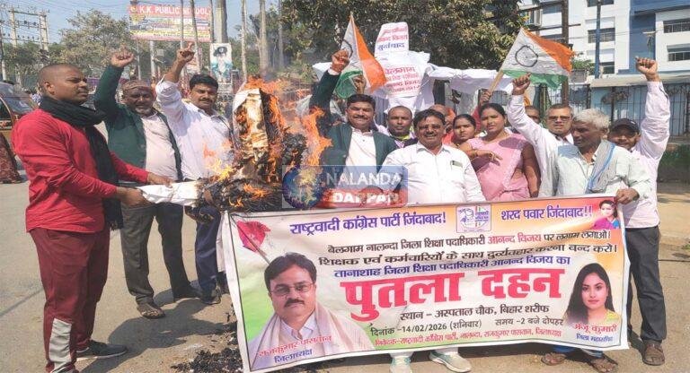 शिक्षकों से दुर्व्यवहार और फर्जी भुगतान का आरोप, जिला शिक्षा पदाधिकारी का पुतला फूंका शिक्षकों से दुर्व्यवहार और फर्जी भुगतान का आरोप, जिला शिक्षा पदाधिकारी का पुतला फूंका