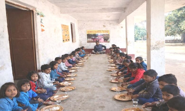school-tithi-bhoj-children-teachers-eating-together