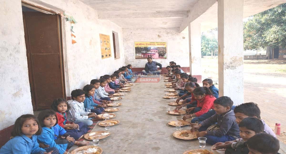 विद्यालय तिथि भोज: मेनू से हटकर बच्चों और शिक्षकों ने उड़ाए मध्याह्न भोजन 4 school-tithi-bhoj-children-teachers-eating-together