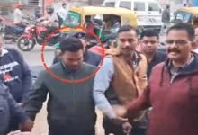 राजगीर अंचल कार्यालय में रिश्वत लेते पकड़े गए राजस्व कर्मचारी अखिलेश साह