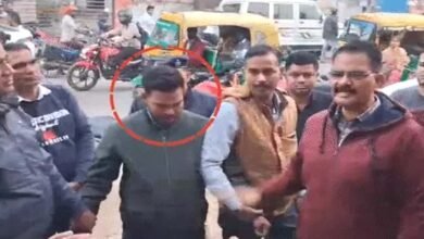 राजगीर अंचल कार्यालय में रिश्वत लेते पकड़े गए राजस्व कर्मचारी अखिलेश साह