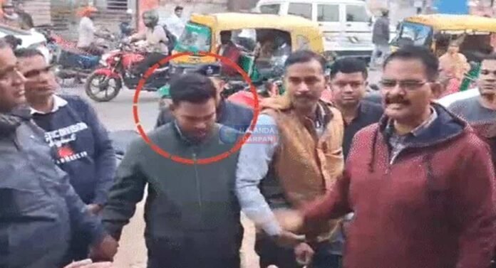 राजगीर अंचल कार्यालय में रिश्वत लेते पकड़े गए राजस्व कर्मचारी अखिलेश साह