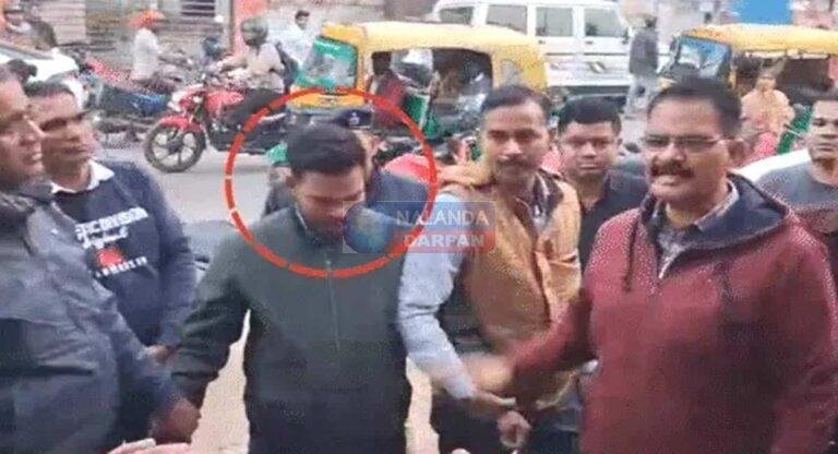 पटना निगरानी ने राजगीर में राजस्व कर्मचारी को 45 हजार घूस लेते दबोचा राजगीर अंचल कार्यालय में रिश्वत लेते पकड़े गए राजस्व कर्मचारी अखिलेश साह