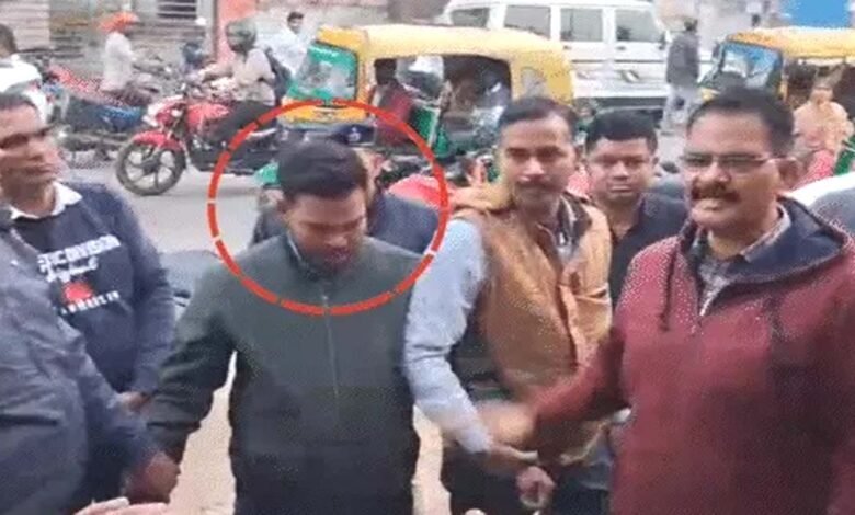 पटना निगरानी ने राजगीर में राजस्व कर्मचारी को 45 हजार घूस लेते दबोचा 1 राजगीर अंचल कार्यालय में रिश्वत लेते पकड़े गए राजस्व कर्मचारी अखिलेश साह