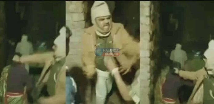 थप्पड़बाज थरथरी थानेदार सस्पेंड, वायरल वीडियो से हिल उठा नालंदा पुलिस थरथरी (नालंदा दर्पण) | थरथरी थाना प्रभारी संजय कुमार सिंघानिया द्वारा महिला से मारपीट का वीडियो वायरल होने के बाद नालंदा SP भरत सोनी ने उन्हें तत्काल निलंबित कर दिया। पुलिस की कार्यशैली पर उठे सवालों के बीच हिलसा अंचल के चंद्रभानु को प्रभार सौंपा गया।