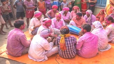 The shrinking folk tradition of Holi: डीजे के शोर में दब गई ढोलक की थाप, फगुआ की फीकी पड़ती चौपाल 2 dholak-beats-lost-in-dj-noise-holi-culture-changing-traditions