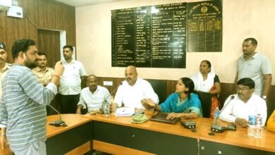 इस्लामपुर नगर परिषद में 'विकास बाबू' का हाई-वोल्टेज कीर्तन! 1 islampur nagar parishad board meeting hungama news
