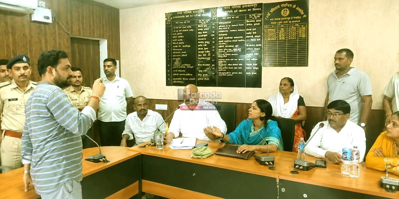 इस्लामपुर नगर परिषद में 'विकास बाबू' का हाई-वोल्टेज कीर्तन! 1 islampur nagar parishad board meeting hungama news
