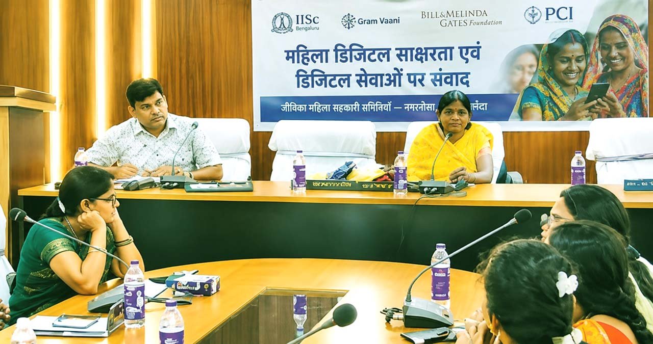 स्मार्टफोन से डिजिटल भुगतान तक: नगरनौसा की जीविका दीदियों को समझने पहुंची एक्सपर्ट टीम 1 Digital Literacy